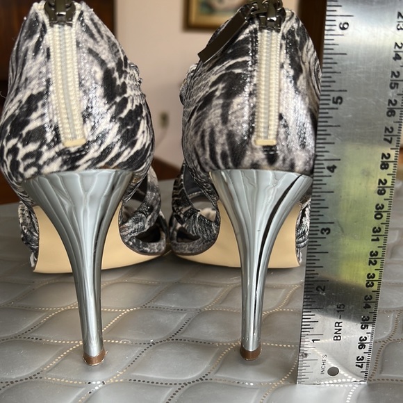 💕Guess Grey/Wht Faux Snakeskin Embossed Metallic Heels 7.5 EUC💕 - Picture 4 of 10